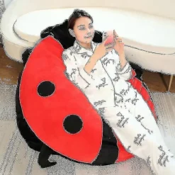 100 cm Bærbar Insekt Plyslegetøj Mariehøne Fyldt Pude Sjov Fest Cosplay Dukke Fyldt Blød Plys Sovende Pude Børnegaver - Perfekt 100cm