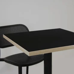 Bord 70 x 70 cm - Rund model, sorte trækanter Svart