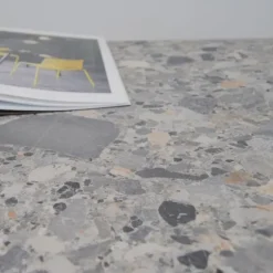 Bord 70 x 70 cm - Rund terrazzo cepp model med messingkanter Grå