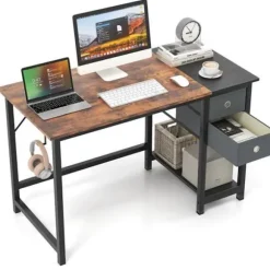 COSTWAY 140 cm computerbord, med 2 skuffer, hængekrog, opbevaringshylde, brun Rustik brun + svart