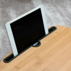 Fleksibelt Kontor Hub, Solid Bambus Multifunktionelt Skriveunderlag til 17-tommer Bærbare Computere, Bærbart Læsebord med Buet Design for Armkomfort og Medieholder | Fyndiq