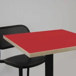 Højt bord 60 x 60 cm - Bazila model røde trækanter Röd