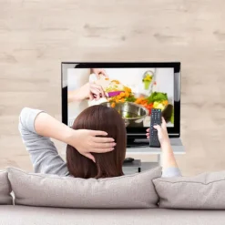 Hvidt tv-skab på hjul