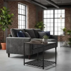 Industrielt firkantet sidebord med nethylde
