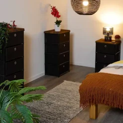 Kommode i trædesign med stofskuffer