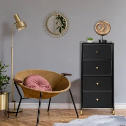 Kommode med 4 rummelige rum