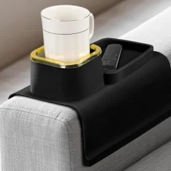 Kopholdere på sofaen, integreret tablet i sofaens midterarmlæn