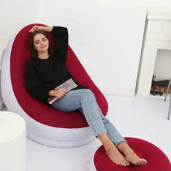 Oppustelig stol Foldbar flokket PVC Behagelig med fodskammel Blow Up Lounge stol til udendørs campingture Rød