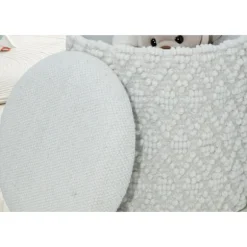 Rootz Fluffy uldskammel - Moderne osmannisk - Hvid puf - Struktureret overflade - 45 cm x 40 cm - Aftageligt sæde - 120 kg Max elasticitet