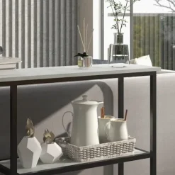 Rootz konsolbord - Industrielt design - Elegant imiteret marmor - 2 hylder - Marmoreffekt - Robust stålstel - Sort + Hvid - 100L x 30W x 80H cm
