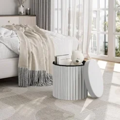 Rootz Rund Velvet Opbevaringsskammel - Puf Ottoman - Cremefarvet/Grå - Skjult opbevaring - Blød polstring - 38 cm x 36 cm - Elegant flæsedesign
