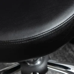 Rullende skammel massagestol - roterende arbejdsskammel 360° - højdejusterbart sæde 49-64H cm, ergonomisk ryglæn - forkromet metal i betræk af sort ku | Fyndiq