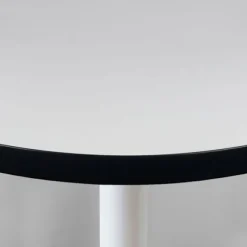 Rundt bord Ø 70 cm - model Round hvid fod med sorte kanter Vit