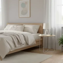 Skandinavisk sidebord, lyst træ og hvidt metal