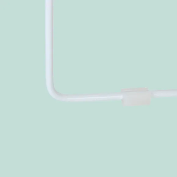 Skandinavisk sidebord, lyst træ og hvidt metal
