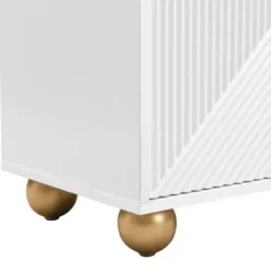 Skænk med 4 formede døre & kugleben, justerbare indvendige hylder & metalhåndtag, elegant White