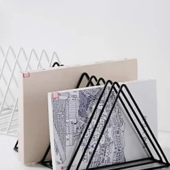 Trekantet bogholder i jern til skrivebord, sort skrivebordsreol, moderne bogreol til skrivebord (FMY) Black