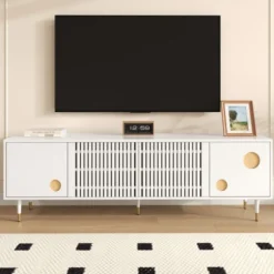 TV-skab med gitterstruktur, skjulte håndtag og gulddetaljer | 2 døre massivt træ | Mid-Century design stuemøbel White