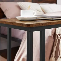 Vasagle Sidebord, sofabord med stålram og hjul, rustikbrun og sort