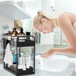 Vask Organiser - 2 Lag - Vask Skabs Organiser - Opbevaringsstativ - Opbevaringssystem - Opbevaringsstativ Under Vask - Udtrækkelig Opbevaringskurv - Inklusive Krog | Fyndiq