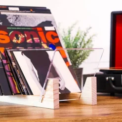 Vinyl Opbevaring - Stativ til 50 Plader 33 eller 45 RPM - Moderne og Dekorativ Vinyl Opbevaring med Sort Massiv Træbase og Klar Akrylramme
