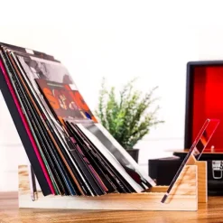 Vinyl Opbevaring - Stativ til 50 Plader 33 eller 45 RPM - Moderne og Dekorativ Vinyl Opbevaring med Sort Massiv Træbase og Klar Akrylramme